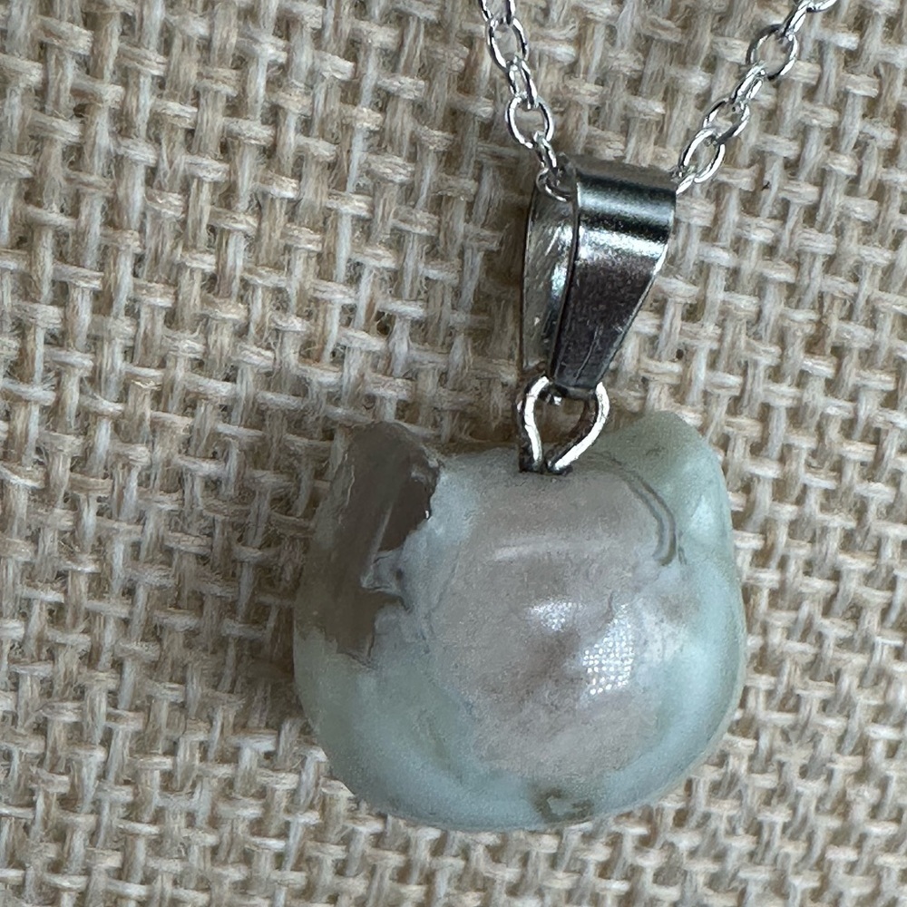 Green Flower Agate Cat Head Bead Pendant on Silver Box Chain - Picture 8 of 12